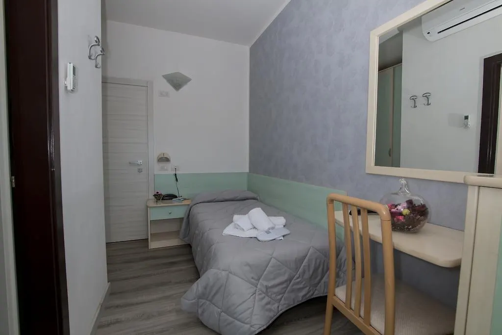 Hotel Zanarini In Centro A Riccione 3*,