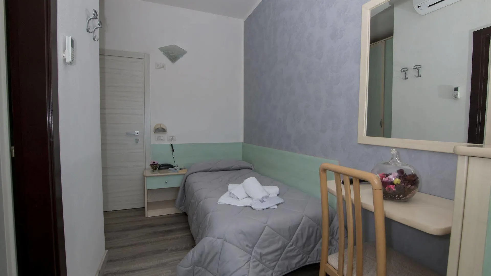Hotel Zanarini In Centro A Riccione
