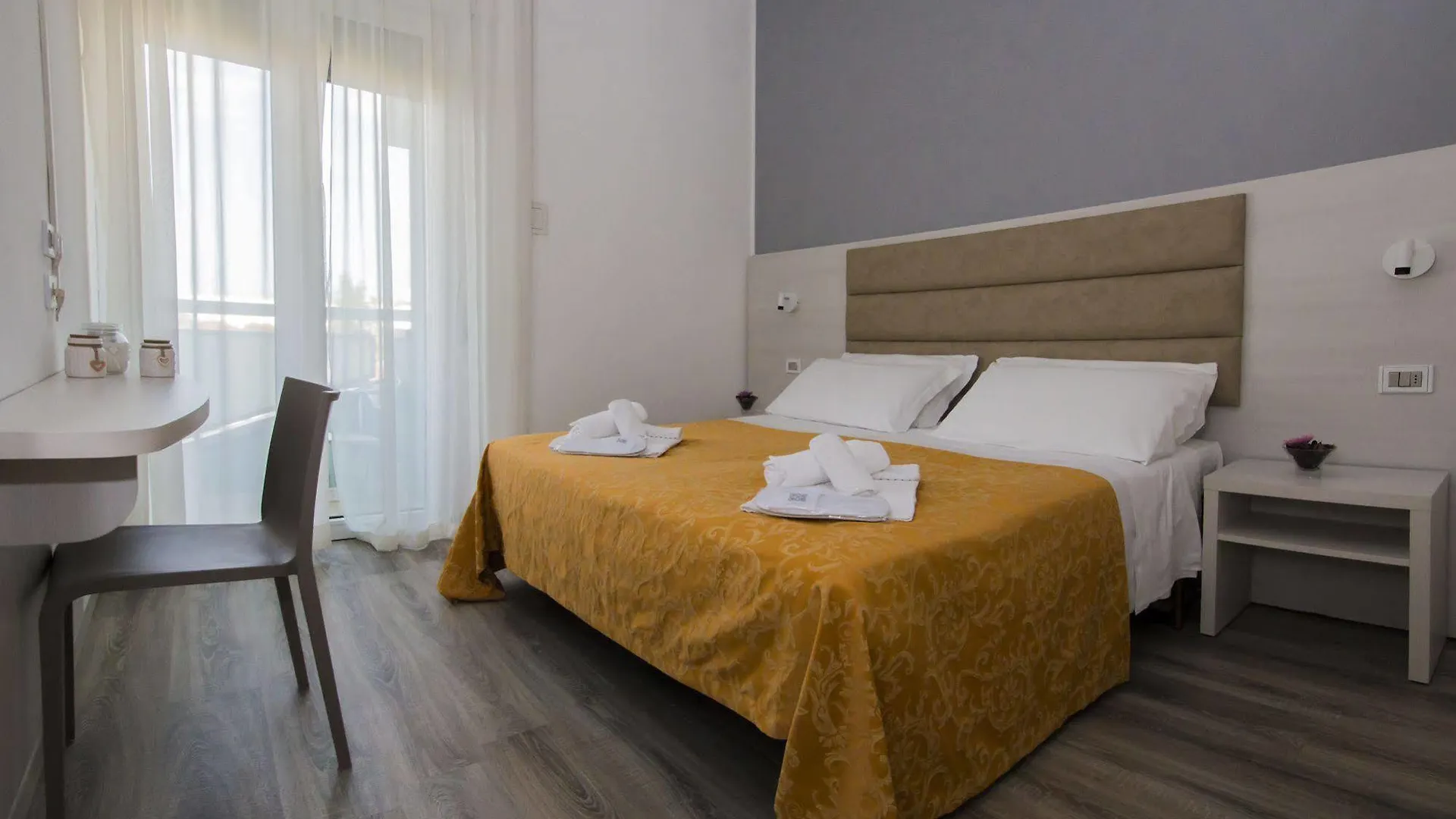 Hotel Zanarini In Centro A Riccione